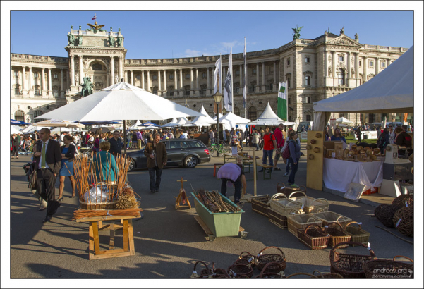 Ярмарка перед дворцом Хофбург.