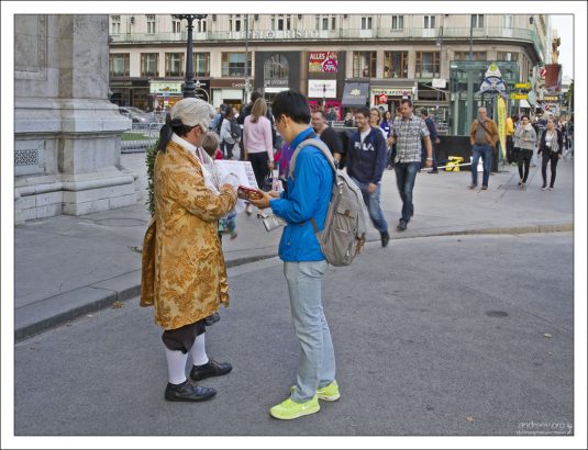 "Моцарт" окучивает туристов перед зданием Венской Оперы.