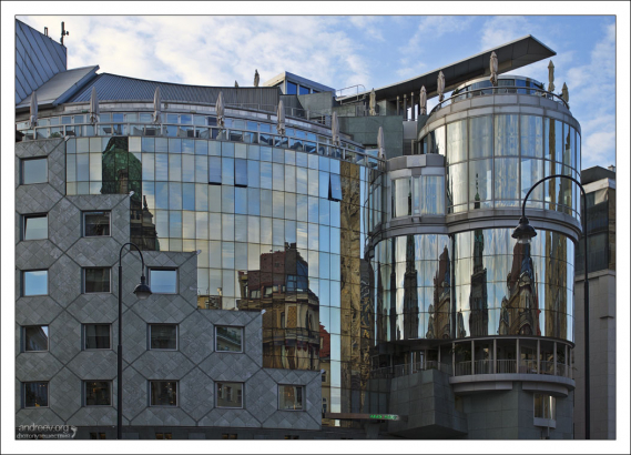 Зеркальное здание Haas Haus в стиле авангарда.