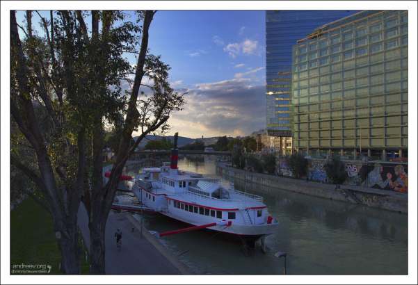 Дунайский канал - естественная граница Внутреннего города.