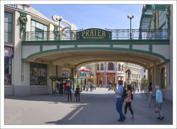 На входе в парк развлечений "Пратер".
