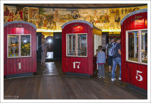 Символичные красные вагоны в Панорамном музее колеса обозрения Riesenrad.