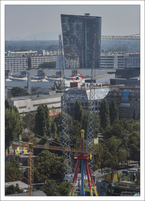 Жуткие качели в парке Пратер.