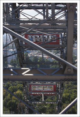 С мая 1947 года по настоящее время Riesenrad продолжает вращаться, медленно поднимая и опуская восторженных посетителей со скоростью 2,7 км/ч.
