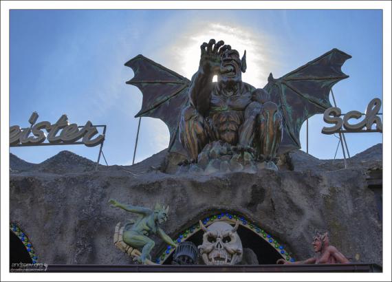 Пещера ужасов Zombie Geisterbahn.