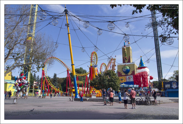 Площадь, где расположен роллер-костер "Бумеранг".