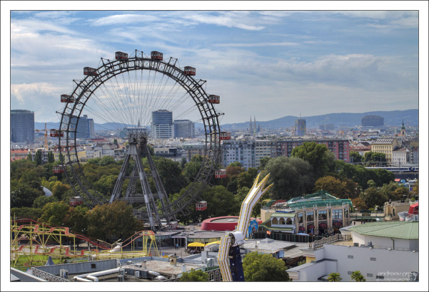 Старинное колесо обозрения Riesenrad, сооружённое в 1897 году английским инженером Бассетом.