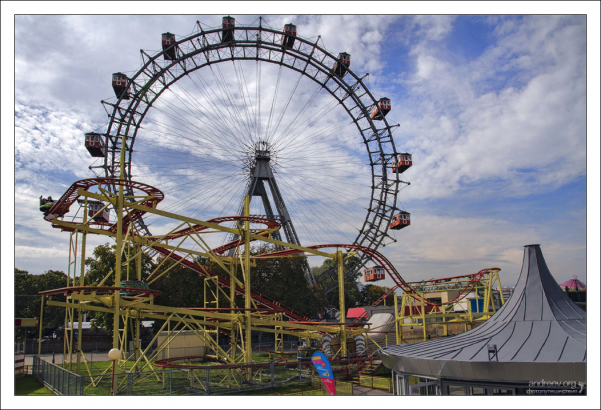 Поездка на колесе Riesenrad занимает 10-15 минут.