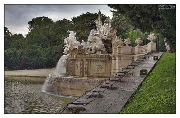 Фонтан Нептуна в парке Schönbrunn.