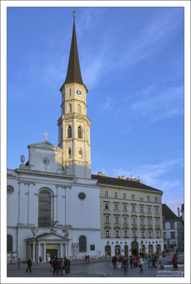 Церковь Святого Михаила на площади Михаэлерплац.