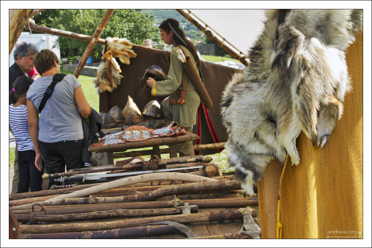 Шатёр, где торгуют мехами и холодным оружием.