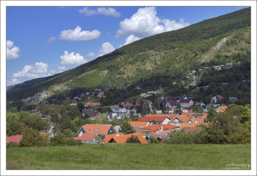 Городок Девин у подножия замка.