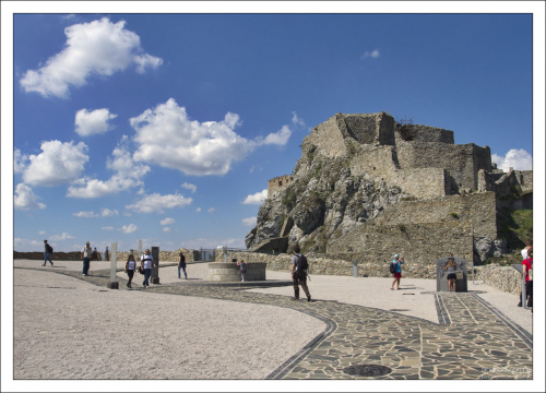 Внутренний двор замка Девин.