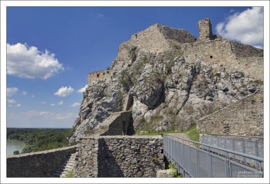 Верхний замок отделен от двора рвом с мостом.