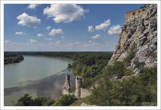 Изящная сторожевая башня под названием "Девичья" или "Монахиня".
