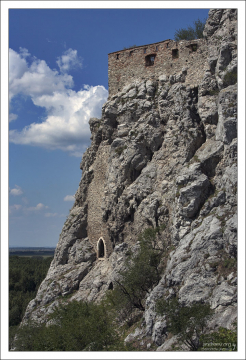 В горном массиве скалы под стенами замка археологи обнаружили пещеры и целую систему туннелей.