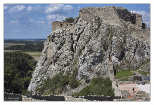 Каменный средневековый замок был построен в 13-м веке.