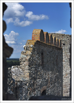 В стене крепости расположен небольшой исторический музей.