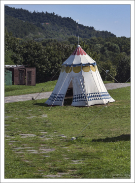 Торговые шатры на территории крепости.