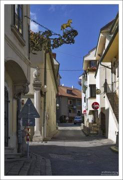 Вывеска с золотым единорогом.