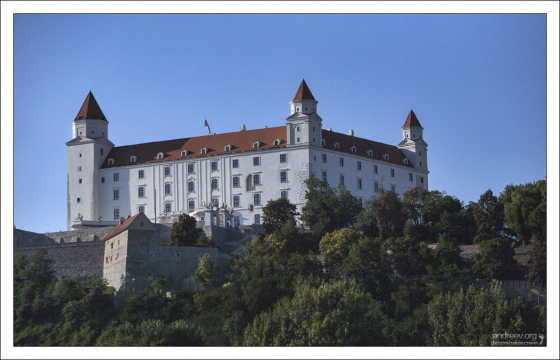 Братиславский Град (словацк. Bratislavský hrad) — центральный и самый важный замок в городе.