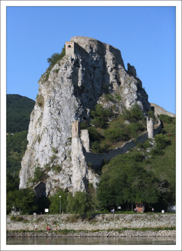 Devin Hrad расположен на 212-ти метровой скале над местом слияния рек Морава и Дунай.