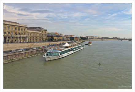 Прогулочный катер.