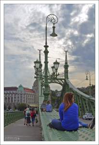 Люди отдыхают на мосту Свободы.