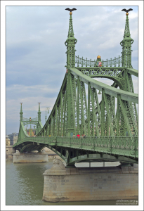 Длина моста Свободы - 333 метра.