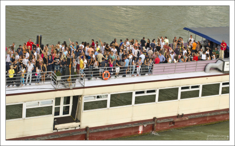 Вечеринка на палубе.