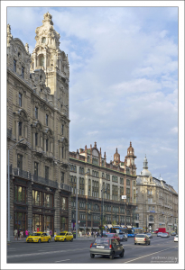 Отели и магазины вдоль улицы Kossuth Lajos.