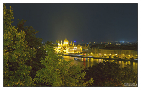 Ночной Дунай и здание Парламента с высоты Будайской крепости.