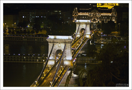 Цепной мост Сеченьи соединяет две исторические части Будапешта - Буду и Пешт.