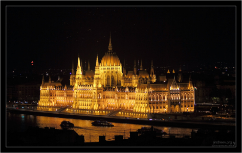 Светящийся Венгерский Парламент.