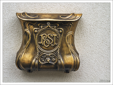 Изящный почтовый ящик.