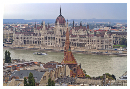 Венгерский Парламент на правой стороне Дуная.