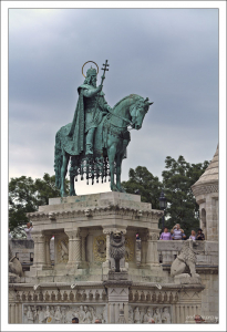 Конная статуя святого Иштвана - первого короля Венгерского королевства.