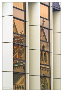 Отражение церкви Матьяша в зеркальных стенах отеля Хилтон.