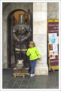 Саша и рыцарь в Рыбацком бастионе.