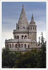 Коническая шатровая башня на балюстраде Рыбацкого бастиона.