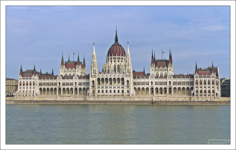 Здание парламента - самое большое в Венгрии; в нём 691 помещение.