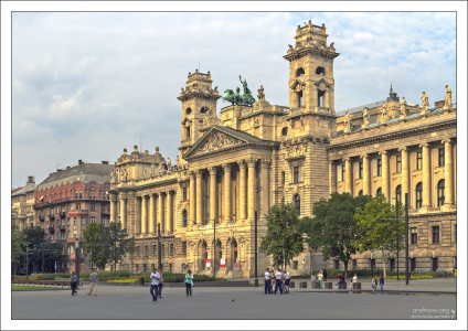 Здание Парламента с обратной стороны.