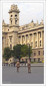 Смена караула у здания Парламента.