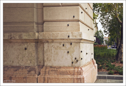 Мемориал из шрапнельных пуль в честь погибших на площади Kossuth tér во время митинга 1956 года.