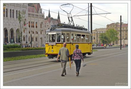 Трамвай "под старину" на площади Kossuth tér.
