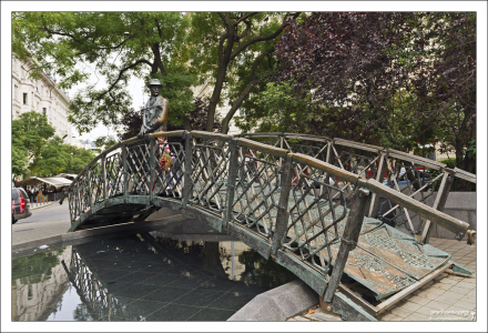 Бронзовый мост и памятник Imre Nagy - венгерскому политическому и государственному деятелю.