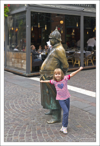 Саша и статуя толстому городовому на улице Zrinyi.