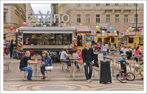 Фестиваль вина на площади святого Иштвана.