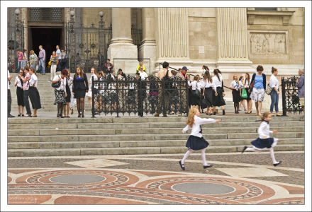Первый день школы у Базилики Святого Стефана.