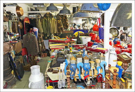 Военная форма, кухонная утварь, игрушки на рынке Ecseri.